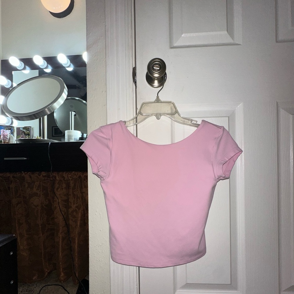 Beautiful baby pink cropped shirt with a beautiful open back in a size small.💗